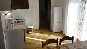 아파트 (Two bedroom apartment (B)) | 거실