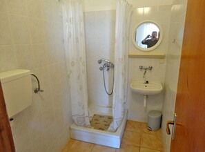 Apartment (Two bedroom apartment with Sea View () | Badezimmer | Dusche, Handtücher