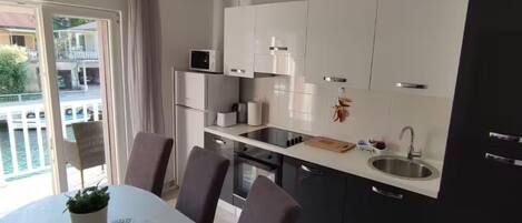 Huoneisto (Two Bedroom Apartment with Balcony an) | Yksityinen keittiö | Jääkaappi