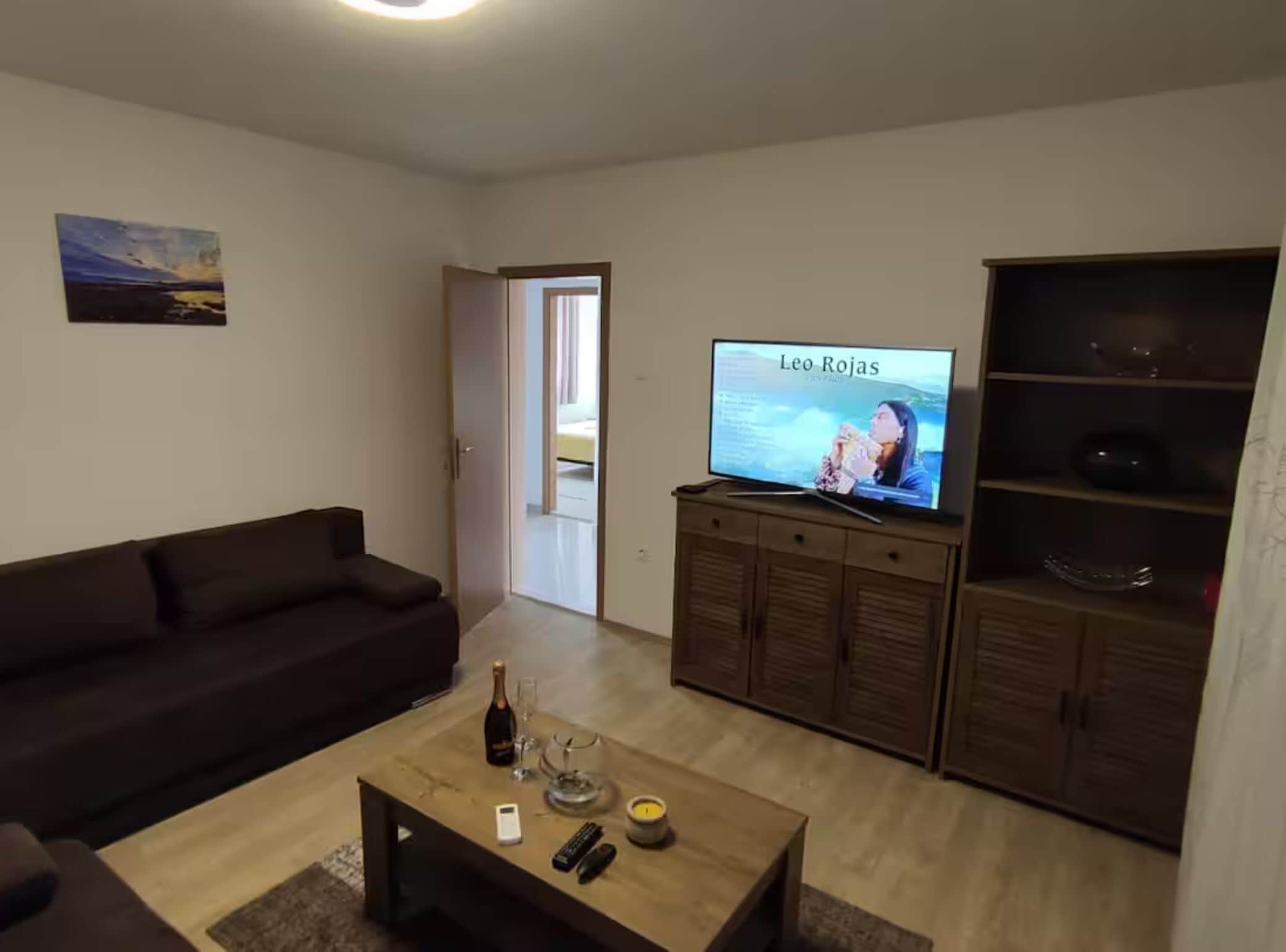 Lejlighed (Two Bedroom Apartment with Balcony an) | Stue | 32-tommers fladskærms-tv med kabelkanaler