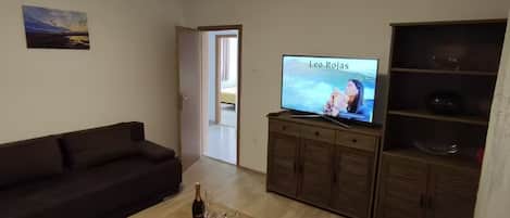 アパートメント (Two Bedroom Apartment with Balcony an) | リビングルーム | 32 インチの薄型テレビ (ケーブル放送視聴可)