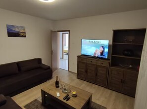 Apartment (Two Bedroom Apartment with Balcony an) | Wohnzimmer | 32-Zoll-Flachbildfernseher mit Kabelempfang