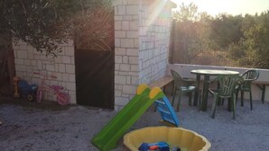 House (Holiday Home Sunny Retreat - With Ter) | Exterior
