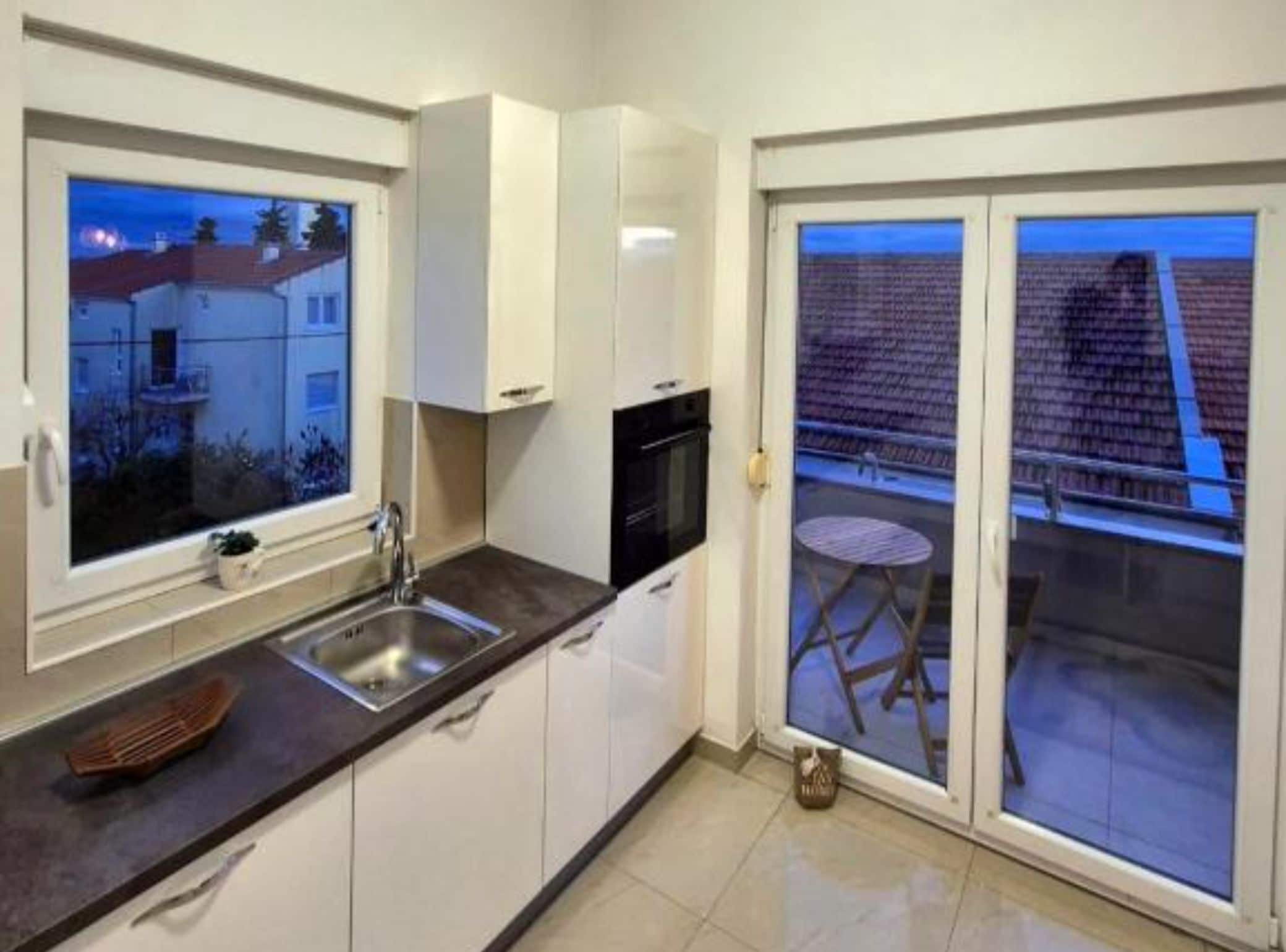 Apartemen (Two Bedroom Apartment with Sea View a) | Dapur pribadi | Lemari es