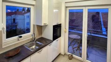 Apartemen (Two Bedroom Apartment with Sea View a) | Dapur pribadi | Lemari es