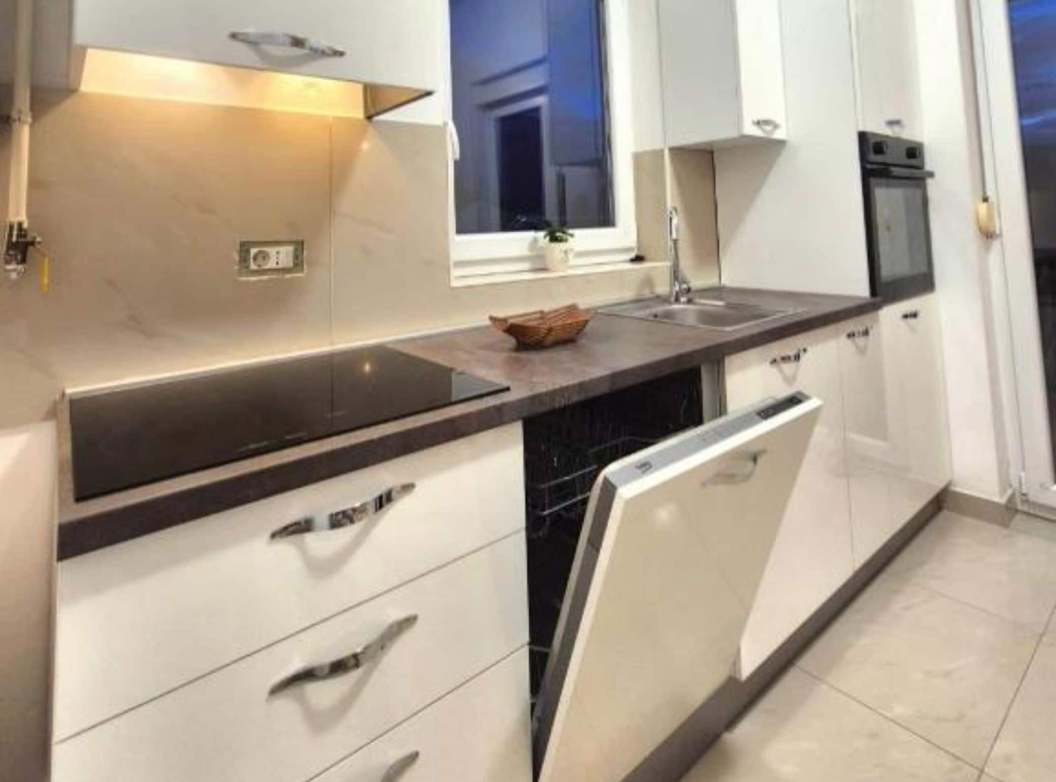 Huoneisto (Two Bedroom Apartment with Sea View a) | Yksityinen keittiö | Jääkaappi