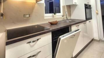 Huoneisto (Two Bedroom Apartment with Sea View a) | Yksityinen keittiö | Jääkaappi