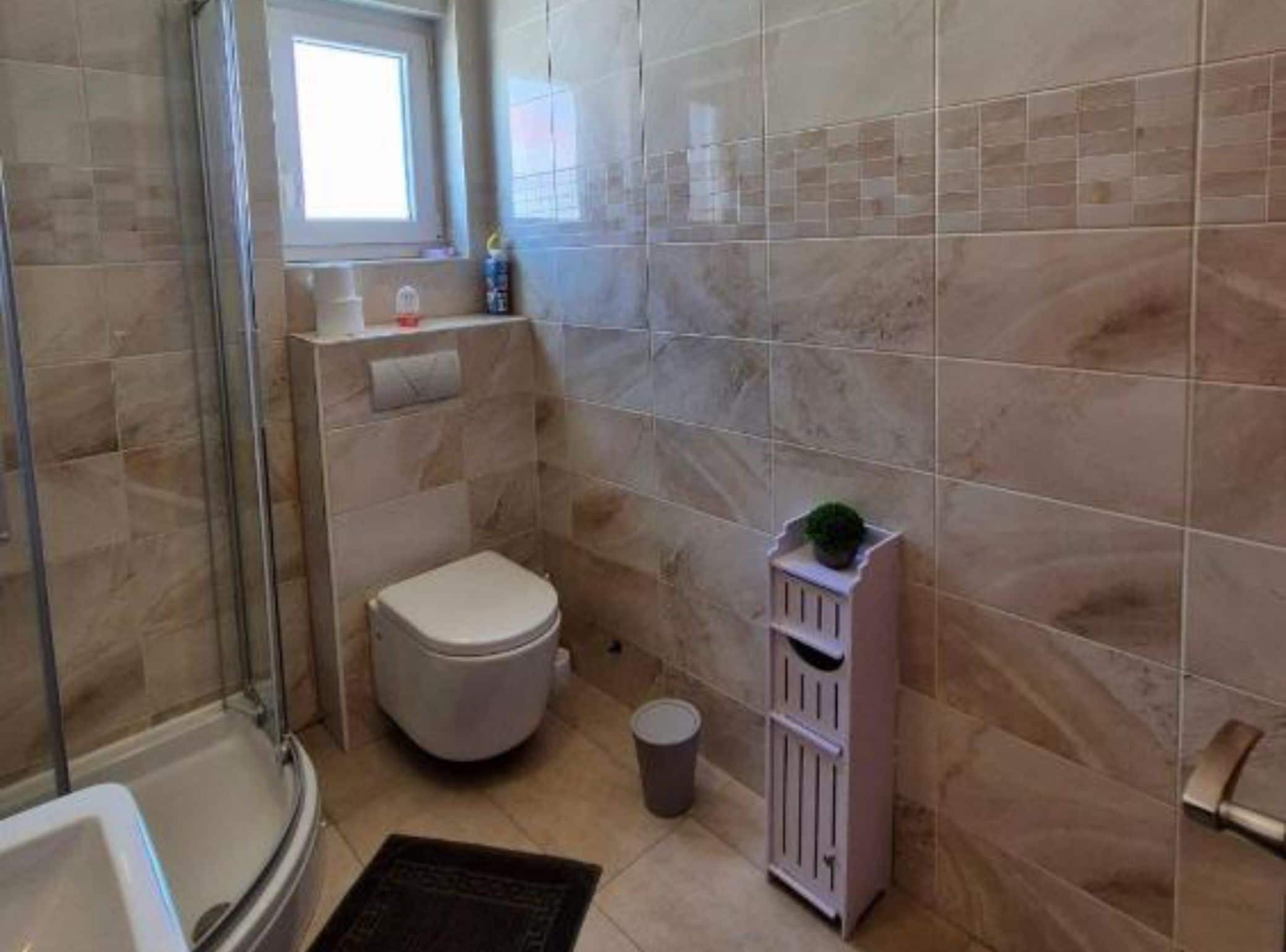 Apartemen (Two Bedroom Apartment with Sea View a) | Kamar mandi | Shower dan handuk