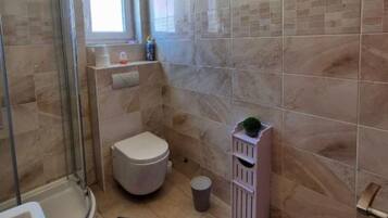 Apartemen (Two Bedroom Apartment with Sea View a) | Kamar mandi | Shower dan handuk