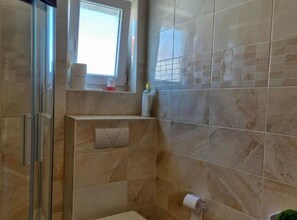 Huoneisto (Two Bedroom Apartment with Sea View a) | Kylpyhuone | Suihku, pyyhkeet