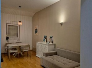 Apartamento (Two Bedroom Apartment with Sea View a) | Sala de estar | TV de tela plana 32 polegadas com canais a cabo