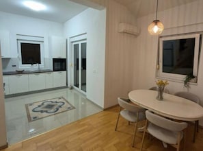 Huoneisto (Two Bedroom Apartment with Sea View a) | Ruokasali