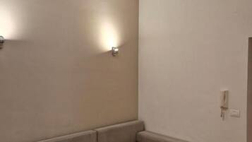 Apartment (Two Bedroom Apartment with Sea View a) | Wohnzimmer | 32-Zoll-Flachbildfernseher mit Kabelempfang