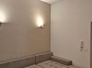 Apartamento (Two Bedroom Apartment with Sea View a) | Sala de estar | Televisión de pantalla plana de 32 pulgadas con canales por cable