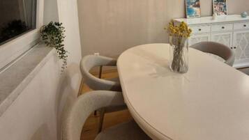Apartment (Two Bedroom Apartment with Sea View a) | Esszimmer