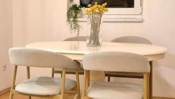 Apartment (Two Bedroom Apartment with Sea View a) | Dining room