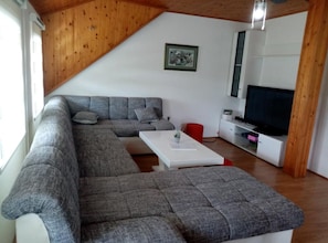 Leilighet (Two Bedroom Apartment with Balcony) | Oppholdsrom | En 32-tommers Flatskjerm-TV med Parabol-TV