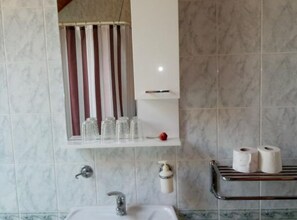 Apartment (Two Bedroom Apartment with Balcony) | Bathroom | Bathtub, towels - Apartment Jelka (Slunj)