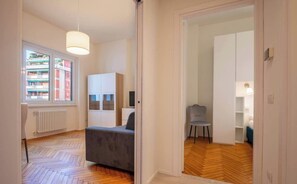 Ein modernes Interieur mit einer Couch, einem Sessel und einer Heizung.