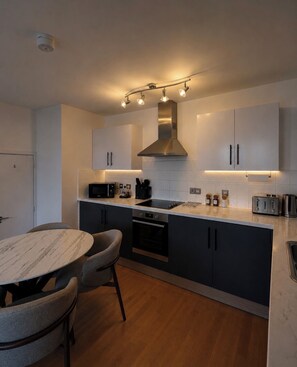 Private kitchen - Selene | Chic 2BR Near Canary Wharf with Parking & Concierge (London)