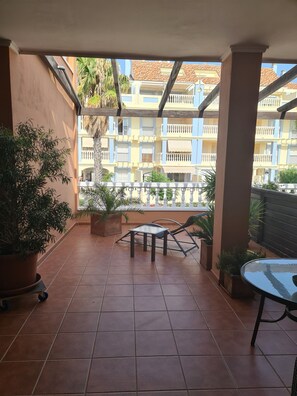 Terrace/patio - A Little Getaway - El Refugio Verde, Studio for Two, Near the Beach with a Terrace (Els Poblets)