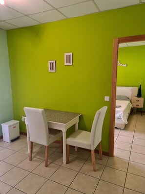 Iron/ironing board, WiFi, bed sheets - A Little Getaway - El Refugio Verde, Studio for Two, Near the Beach with a Terrace (Els Poblets)