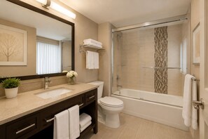 Assecador de cabells, bidet, tovalloles i sabó 