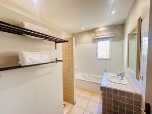 Bathroom - Vrbo Property (Flaux)