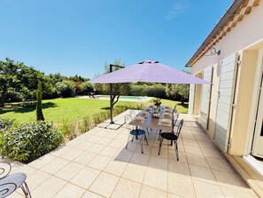 Outdoor dining - Vrbo Property (Flaux)