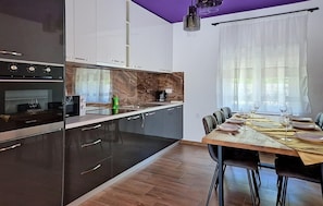 Coffee/tea maker, fridge, microwave, oven - Beautiful apartment in Obrovac with WiFi (Obrovac)