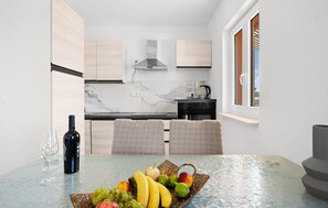 Wasserkocher mit Kaffee-/Teezubehör, Kühlschrank, Mikrowelle, Ofen