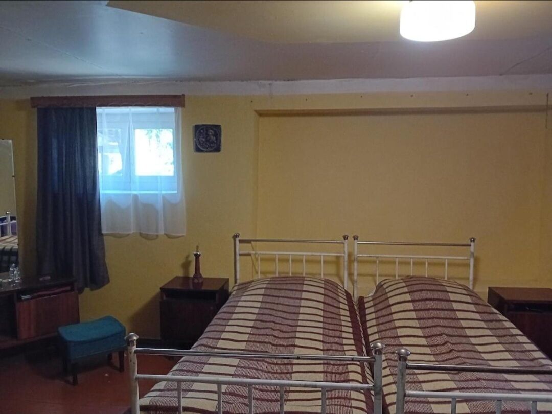 Iron/ironing board, bed sheets