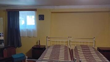 Iron/ironing board, bed sheets