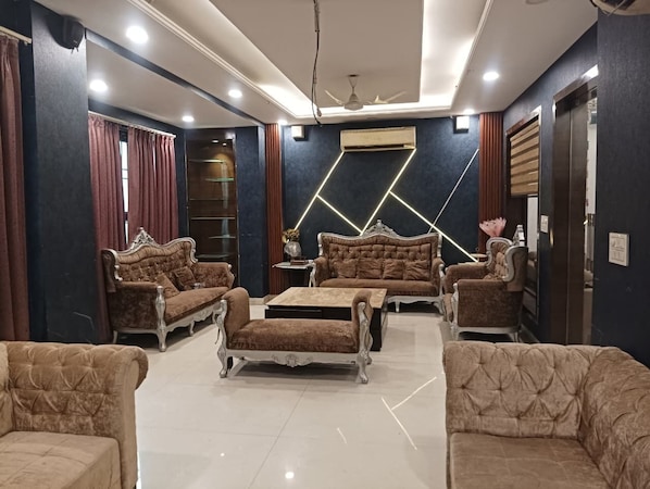Interior - The Cave Play & Pause (New Delhi)