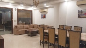 Dining - The Cave Play & Pause (Delhi)
