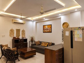 Living area - The Cave Play & Pause (Delhi)