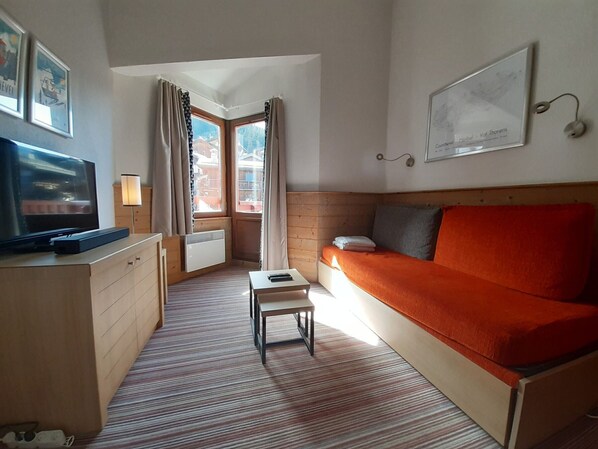 TV - Cozy apartment in La Tania center, 4 pers, ski-in/ski-out (La Tania)