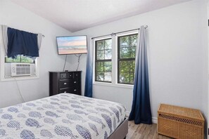 2 bedrooms, iron/ironing board, free WiFi, bed sheets - Private Dock, Boat Launch, Fire Pit & Lake Views (Sunrise Beach)