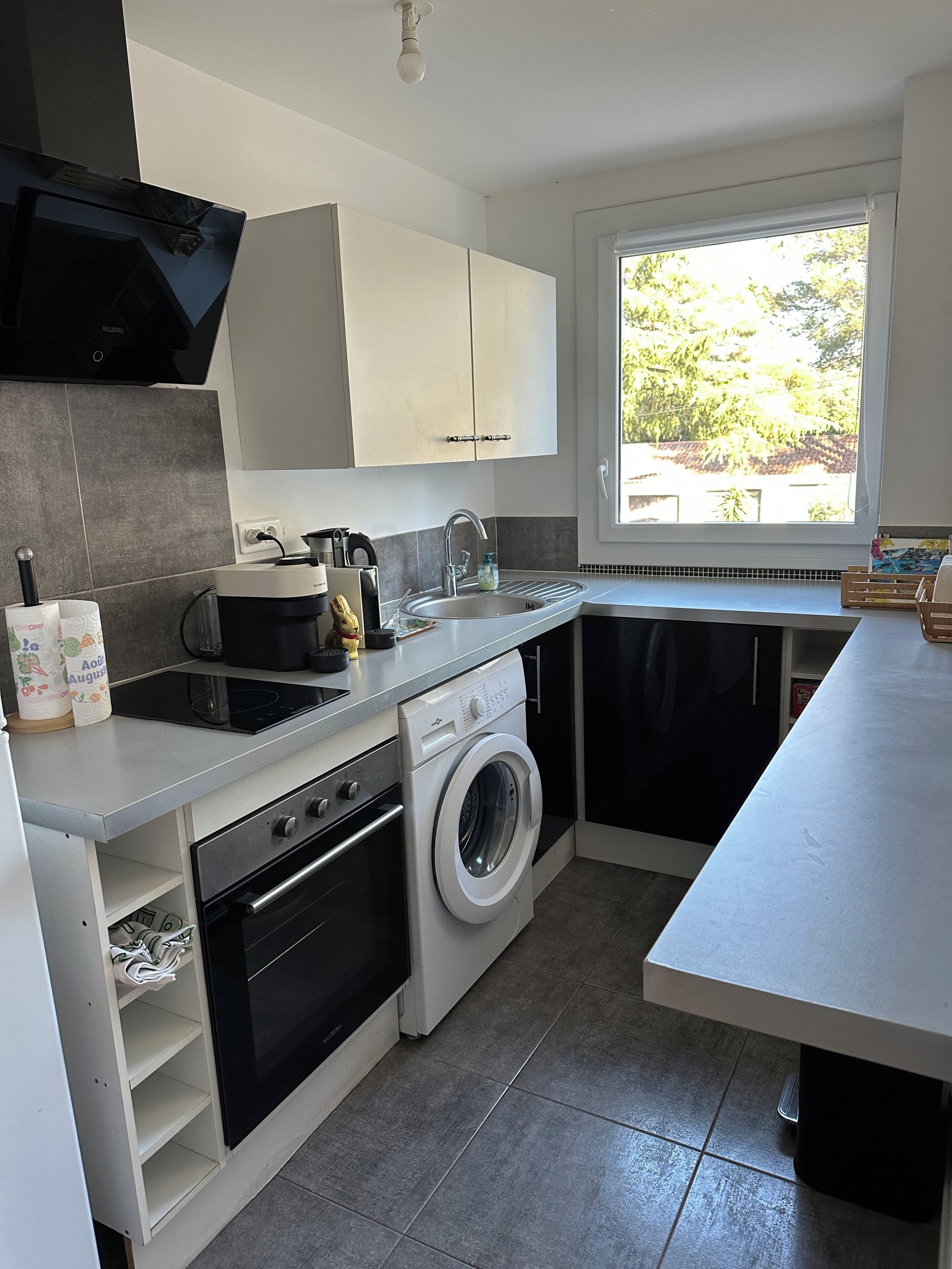 Fridge, oven, stovetop, coffee/tea maker