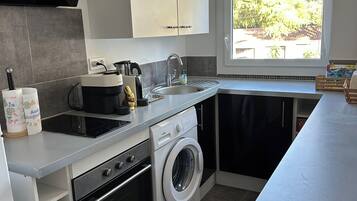 Fridge, oven, stovetop, coffee/tea maker