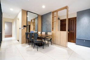 Comfort-Apartment, Stadtblick | Speisen