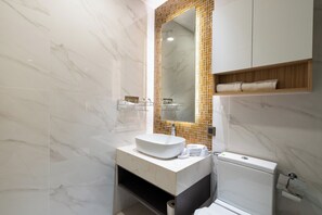 Comfort Apartment, City View | Bathroom - Thien Vi Lancaster D1 Walk to City Center (Saigon Ward)
