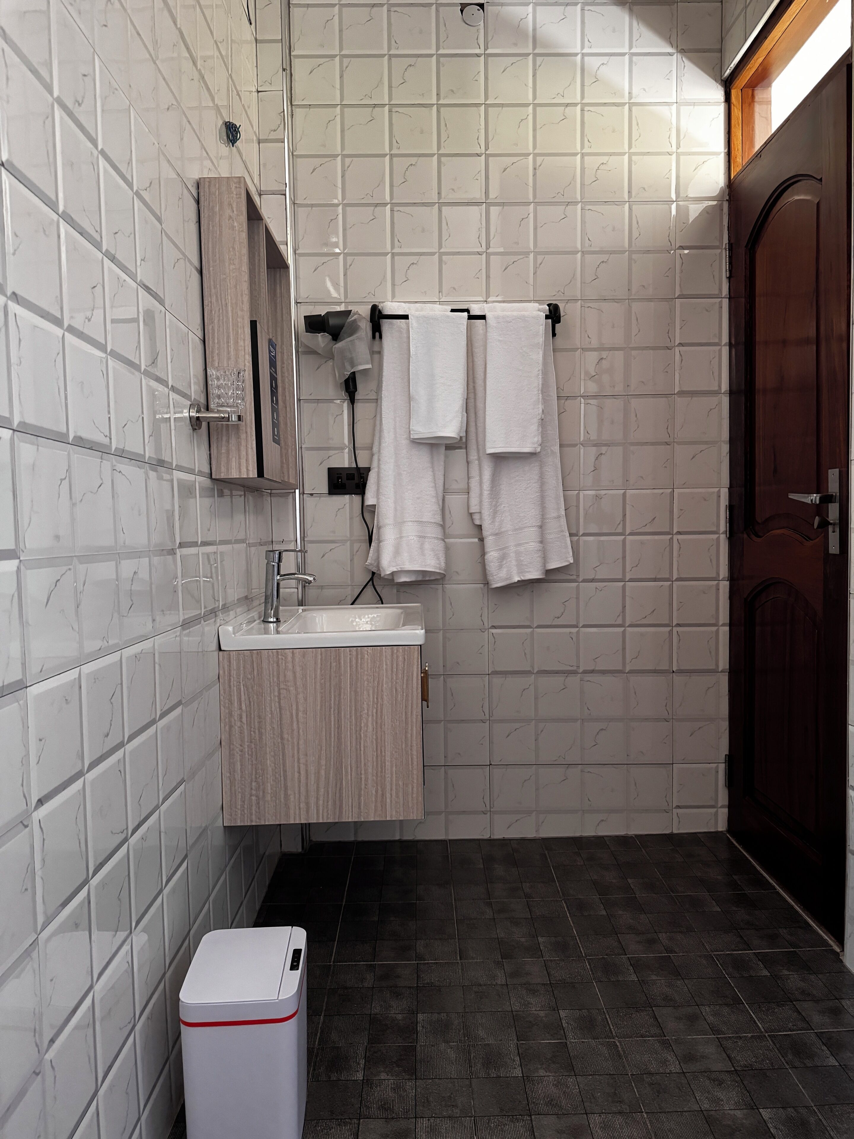 Luxury-Doppelzimmer, Balkon, Bergblick | Badezimmer | Hausschuhe