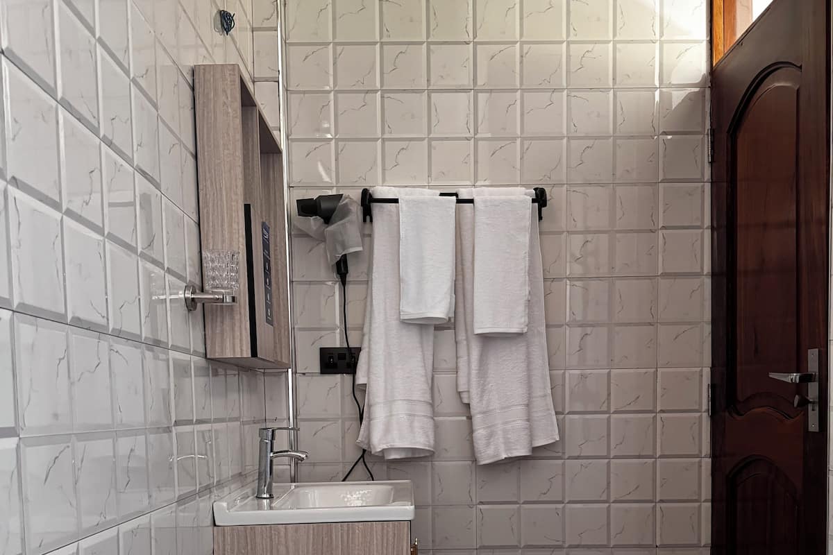 Luxury-Doppelzimmer, Balkon, Bergblick | Badezimmer | Hausschuhe