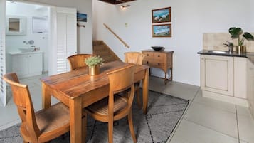Deluxe Apartment, Beach View | Dining