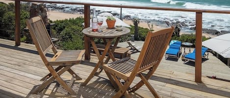 Kahden hengen deluxe-huone, rantanäköala | Terassi/patio