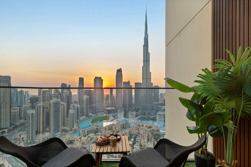 3BR Burj Khalifa View Pool & Gym