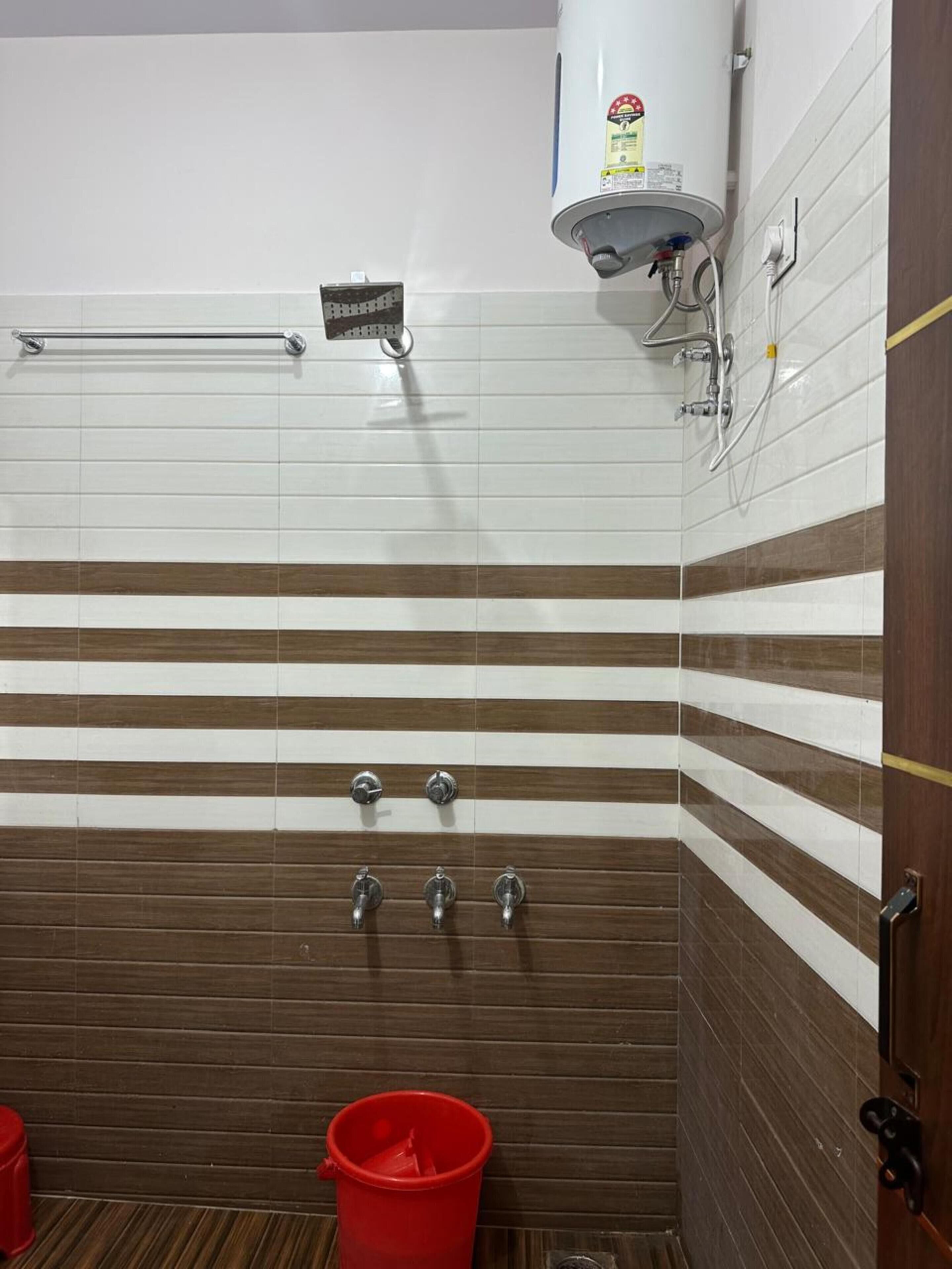 Chambre Triple | Salle de bain | Douche, articles de toilette gratuits, savon, shampoing