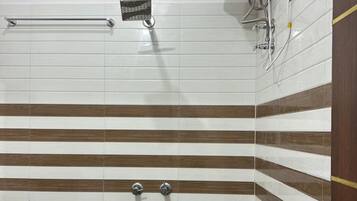 Chambre Triple | Salle de bain | Douche, articles de toilette gratuits, savon, shampoing