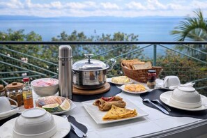 Habitació doble estàndard, vistes al llac | Servei de restauració a l'aire lliure